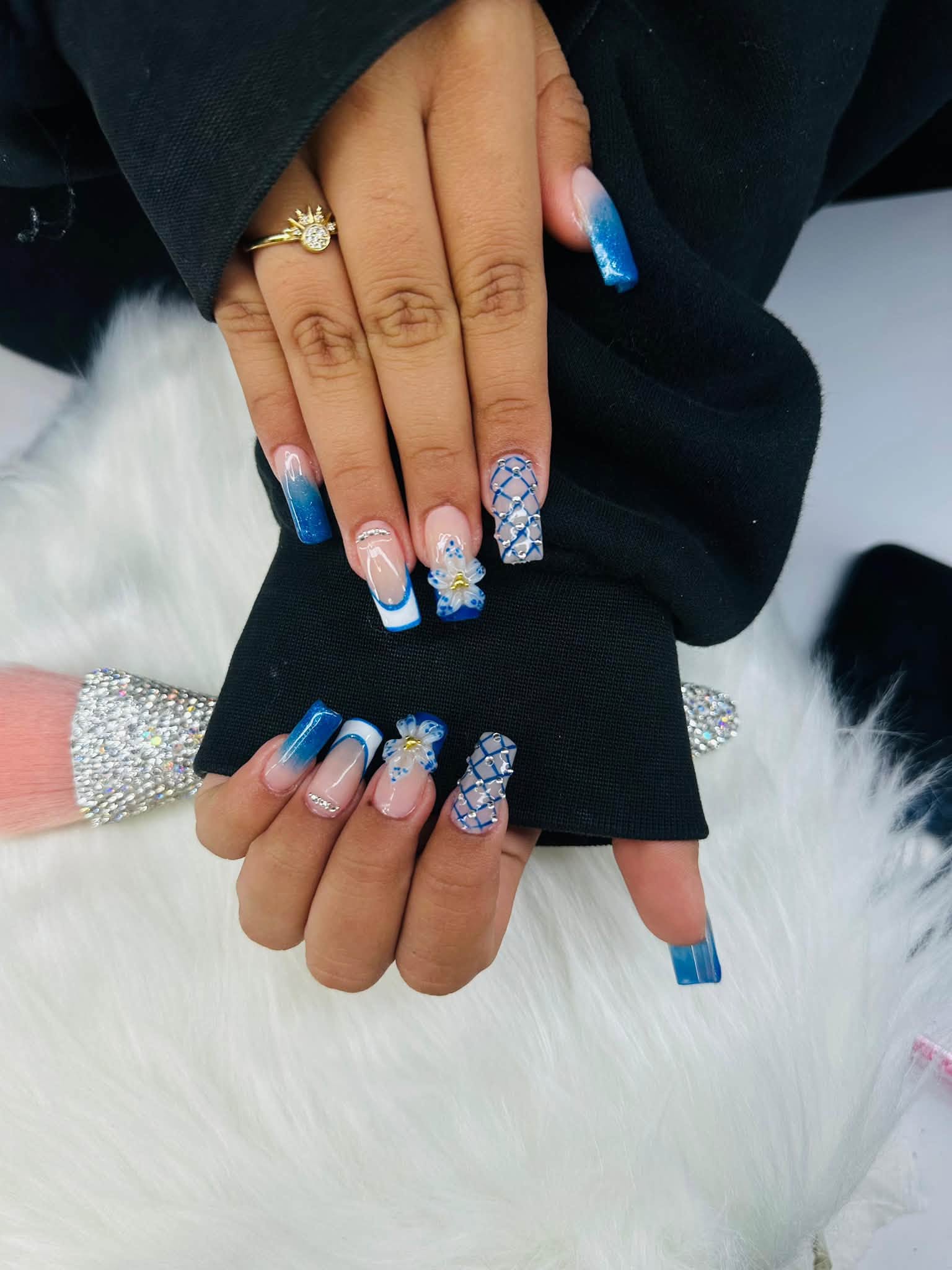 Set azul con efecto acolchado, flores 3D y cristales