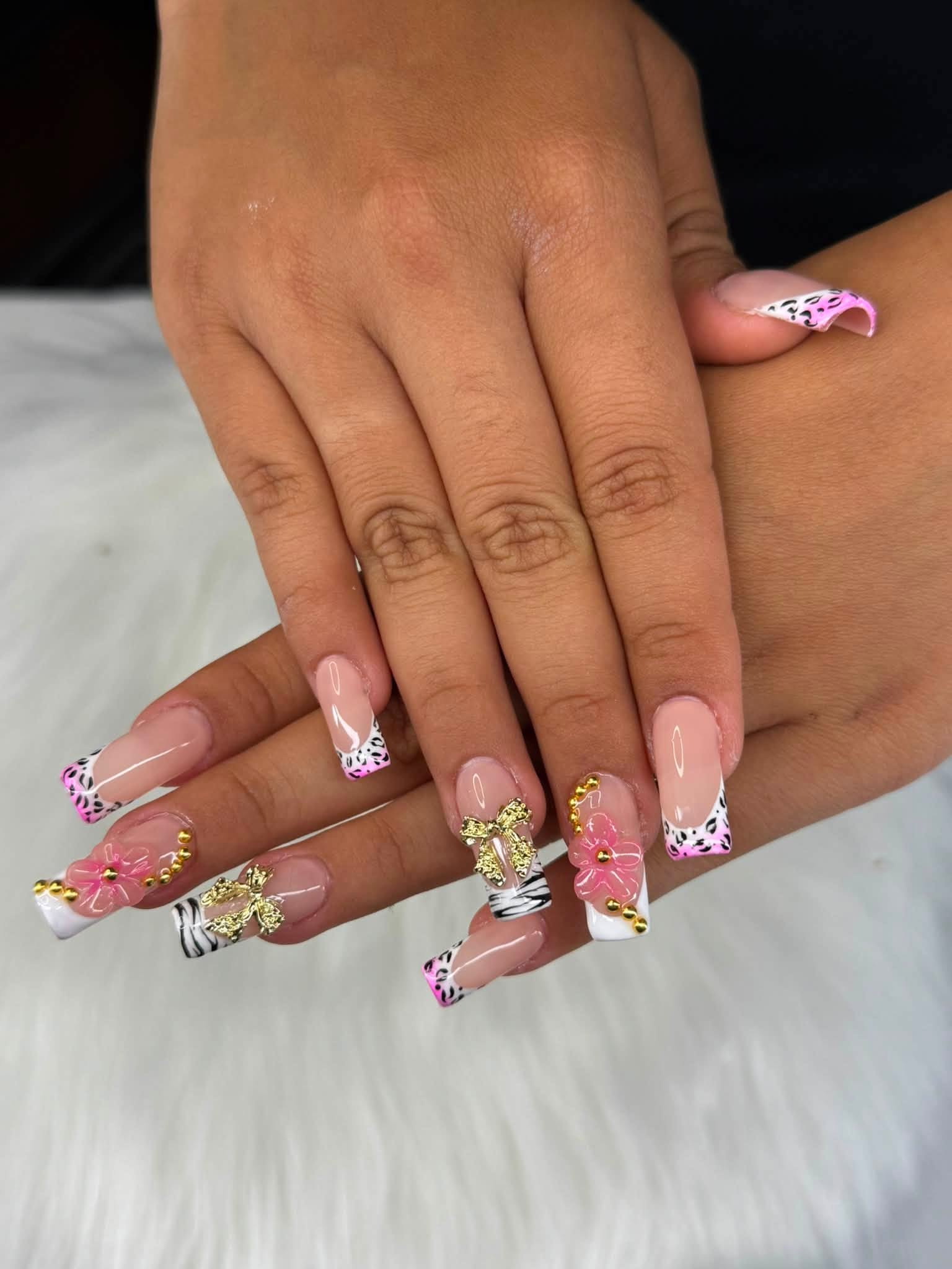 Francés animal print con moños dorados 3D y flores rosas