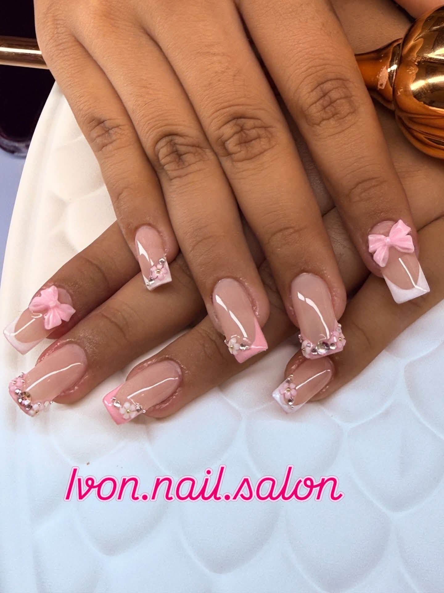 Francés rosa con moñitos 3D y pedrería sobre uñas cuadradas